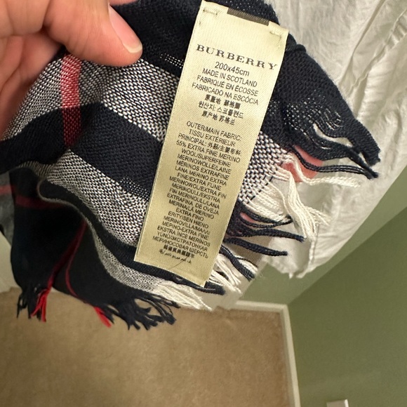 NWT!! BURBERRY NAVY CHECK FINE MERINO WOOL SCARF MADE IN SCOTLAND - Picture 4 of 6